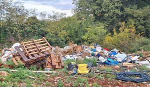 PULA Nedaleko od mjesta gdje grade vile za odmor nalazi se divlji deponij. Predstavnik investitora obećaje: "Naš je dio manji, uklanjamo za dva tjedna"