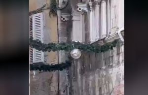 VIDEO: KUD PRIJE? Krenulo postavljanje Božićnih ukrasa po Splitu