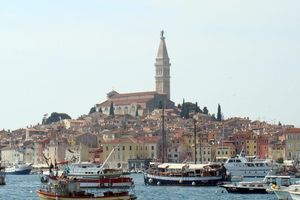 ROVINJ Pijani vlasnik poznatog wine bara nasrnuo na mažoretkinje pred djecom i roditeljima. Sud mu odredio blažu kaznu da može - brati grožđe i praviti vino!