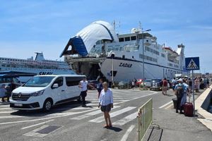 Na Hvaru raste nezadovoljstvo zbog odlaska trajekta "Zadar". Jadrolinija: "Nema razloga za paniku, rotacija se događa zbog remonta!"