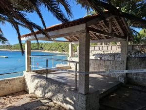 Krenulo rušenje 37 bespravna objekta na Paklinskim otocima. Ilegalni graditelji: "Nitko nam ništa nije javio, saznali smo s televizije"