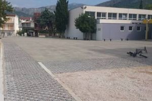 U dvorište škole u Podstrani bačeno eksplozivno sredstvo