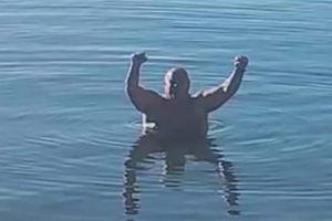 Sezona kupanja u Dalmaciji ne prestaje, ovaj je kupač "ulovljen" u splitskoj uvali Spinut!