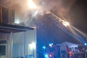 Šibenski vatrogasci gasili požar na krovu kuće