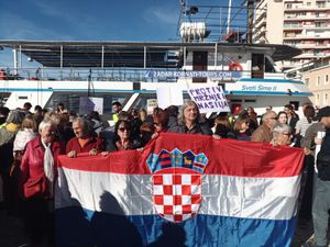 FOTO/VIDEO Započeo marš "Ujedinjeni protiv fašizma" - Uz jake snage policije, prosvjednike u Zadru dočekale "Čavoglave"