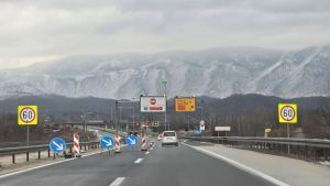 Na putu do mora i u Dalmatinskoj Zagori pada snijeg, zbog bure se ne može do nekih otoka