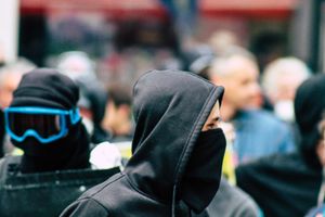 VIDEO - SPLITSKA SRAMOTA Objavljenje snimke incidenta, maskirani upali srpskim folklorašima i istjerali ih iz dvorane!