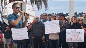 Slabo posjećen prosvjed zbog stranih radnika u Splitu - Organizatori lupetali o: "covid plandemiji, repopulaciji stanovništva, žigu zvijeri, padu Atlantide, trovanju NATO aviona..."
