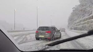 VIDEO - SNIJEG KOD SPLITA: "Godišnje okupljanje ljubitelja ljetnh guma"