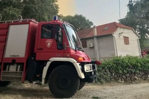 VATROGASCI INTERVENIRALI Požar na šibenskom Baldekinu: "Zapalili se kontejneri,a čula se i eksplozija"