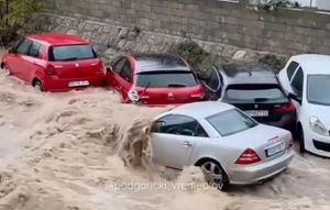 VIDEO Potop u Crnoj Gori: Ulice Budve pod vodom, automobe nosi bujica, srušeni mostovi i blokirani putevi!