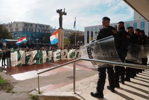 Prosvjednici u Splitu krenuli prema zgradi suda, dočekala ih interventna policija!