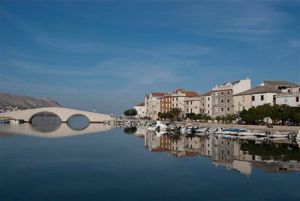 POLICIJA IH PRIVELA Muškarac od 30 godina s dva tinejdžera uništavao božićne ukrase u Pagu