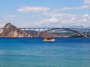 Pretjecao kolonu preko pune crte na Krčkom mostu