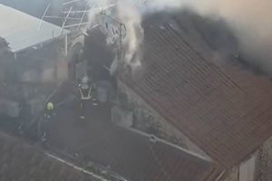 Trogirski se vatrogasci s krovova bore protiv vatre