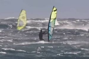 Surferi iskoristili božićnu buru u uvali Kuje u Ližnjanu