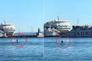 VIDEO Nonšalantno na SUP-u ispred trajekta uplovio u splitsku luku