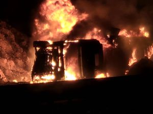 Prevrnuo se i zapalio šleper na autocesti kod tunela Sveti Rok, vozač završio u zadarskoj bolnici