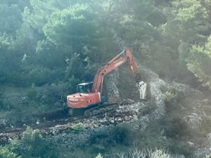 ZATVORENO GRADILIŠTE Državni inspektorat zaustavio bager investitoru koji je danima ilegalno rovao i rušio u Hvaru: "Nisu imali građevinsku dozvolu!"