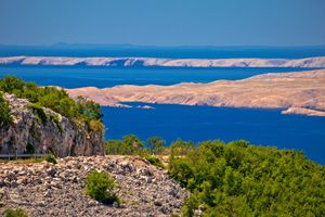 Hladniji ponedjeljak tek rijetko uz slabe oborine, bura slabi