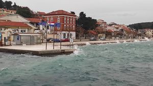 VIDEO Jako jugo u Šibeniku i Tisnom prelijeva rivu, DHMZ izdao upozorenja za obilne oborine i bujične poplave!