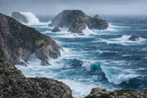 VIDEO Snimke golemih valova s Palagruže - Plutača pokazuje da su viši od 8 metara ili trokatnice: "Zatvorili smo se u kuću!"