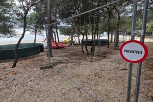 PLAŽA U ŠIMUNIMA Mirni prosvjed na Pagu protiv okupacije pomorskog dobra: "Sprovod pravnoj državi"