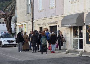 OTOČANI OSTALI BEZ KARTE Gradonačelnik Komiže ljut na koncesionara: "Ovo je prevršilo svaku mjeru, ako je ovako sad, kako će biti u sezoni?!"