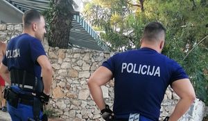 Na poznatoj splitskoj plaži gađao prolaznike smećem pa udario djevojku