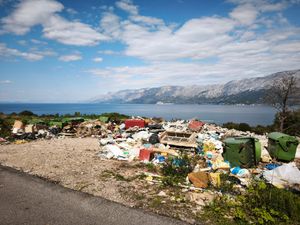 WELCOME TO "KROEJŠA" - Kad se netko iskrca na Hvaru ima što i vidjeti! Općina: "Nažalost, povremeno stanovnici odlažu otpad..."
