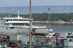 Priča o kamionu za koji se tvrdi da je zapeo pri izlasku iz Jadrolinijinog trajekta u Starom Gradu nije istina: "Evo što se zapravo dogodilo"