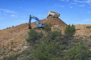 Grad Trogir o odronu brda od 17 katova na cestu: "Radi se o dva različita predmeta - Izvođač nema dozvolu, vlasniku je izdano rješenje o sanaciji..."