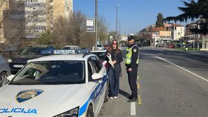 Šibenski policajci dijelili ruže savjesnim vozačicama
