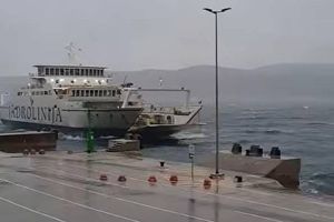 Loše vrijeme prekinulo brojne linije, no trajekt između Brestove i Porozine plovi unatoč olujnom vjetru!"