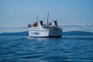 Otočani s Oliba se pitaju "Zašto kasne trajekti" - Jadrolinija: "Kreću građevinski radovi, a na otocima je zabranjen promet vozilima, ovo se događa..."