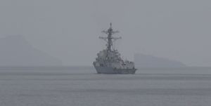 ULTIMATUM U HORMUZU Iran zaprijetio razaranjem američkog broda u roku od 30 minuta, razarač promijenio kurs?