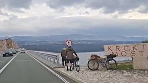 VIDEO Biciklisti uklonili prepreku na Krčkom mostu i krenuli...