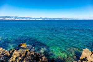 Većinom sunčano i danju toplije, ali ujutro bura