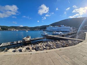 VIS - PRILOVO Radovi na uređenju obalnog područja i izgradnji gata idu prema planu