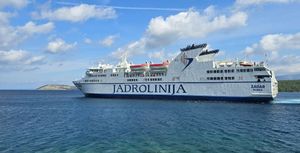 PROBLEM LINIJE 604 Zašto trajekti koji bi trebali mijenjati katamaran za Hvar zapravo ne mogu pristati?