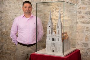REMEK DJELO IZ PUČIŠĆA Repliku zagrebačke katedrale gradio pet godina s više od 31 tisuću komadića bračkog kamena!