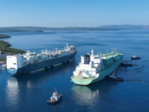 Prvi brod za prijevoz UPP-a iz Senegala stigao na Terminal u Omišlju