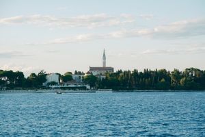 Manje topao ponedjeljak, prolazno oblačnije, ponegdje i  kiša