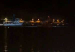 Mještani Sumartina na Braču: "Ribarski brod noću ilegalno izlovljava ribu usred luke, ugrožavaju i sigurnost trajekta!"