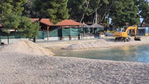 Prekrasna plaža u Biogradu na moru natrpava se šljunkom: "Sve je prašnjavo, a more je mutno"