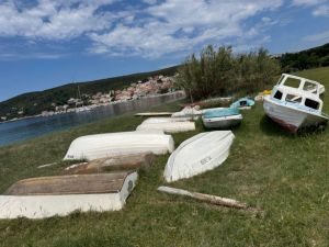 GROBLJE BRODOVA NA OTOKU UNIJE Komunalci prije tri godine dovukli 60 barki na livadu i zaboravili na njih! Razlog će vas šokirati...