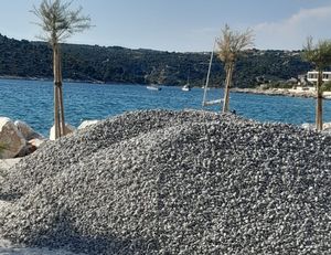 FOTO: TOTALNO BEZVLAŠĆE U SEVIDU Načelnik pušten na slobodu nakon napada na novinare, a na ilegalnom nasipu odmah počelo novo divljanje!