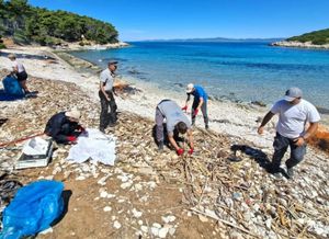 EKOLOŠKA AKCIJA U LASTOVSKOJ UVALI Vrijedni volonteri s predivne plaže uklonili čak 130 kilograma otpada!