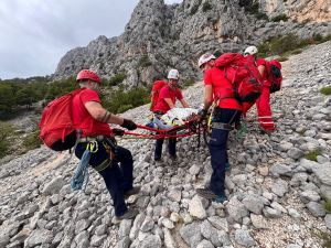 DRAMATIČNA AKCIJA NA BIOKOVU Spašavatelji unatoč izostanku helikoptera satima nosili teško ozlijeđenog stranca