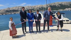 REŽI VRPCU Službeno otvorena rekonstruirana luka Baška!
